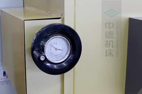 ZDG-832刀片間隙調(diào)節(jié)裝置，設(shè)置在機(jī)架前面，并有刻度顯示，調(diào)節(jié)方便.jpg
