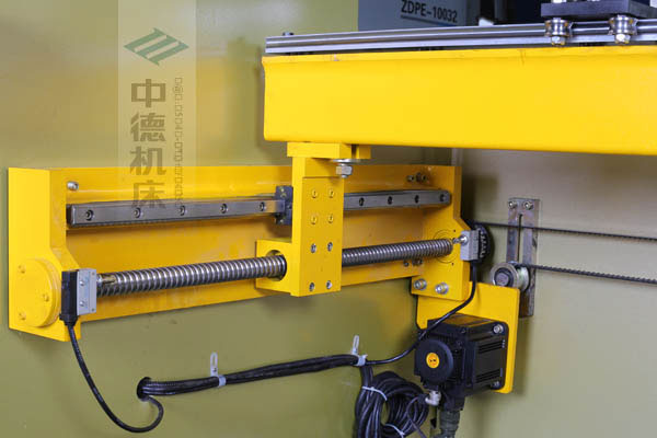 ZDPK-10032X軸配有滾珠絲桿及直線導(dǎo)軌，大功率伺服電機，鋼絲同步帶，能顯著提升X軸定位精度及速度
