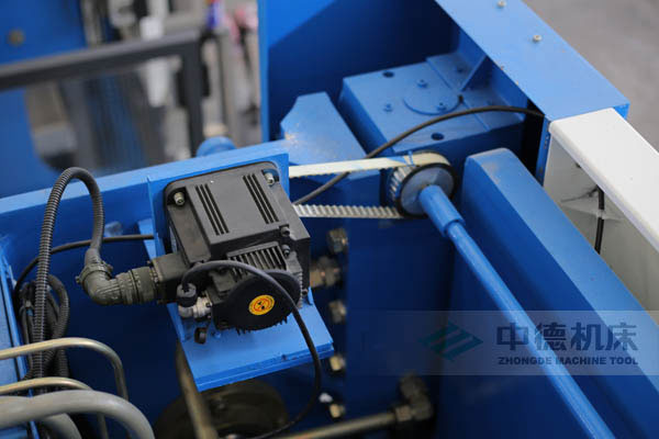 ZDPK-10032配有Y軸伺服定位功能，能精確有效提高Y軸精度，并使工作效率明顯提高