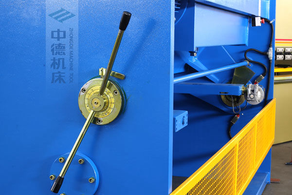 ZDS-1632剪板機(jī)刀片間隙手動調(diào)節(jié)器，刻度清淅，調(diào)節(jié)省力又簡便.jpg