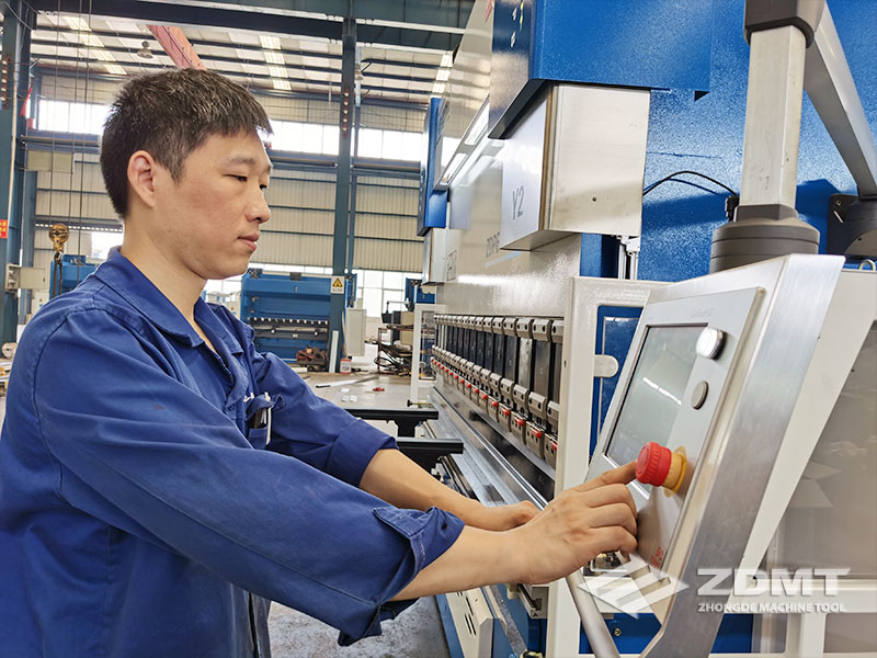 安徽中德機(jī)床股份有限公司生產(chǎn)車間-數(shù)控折彎機(jī)調(diào)試中 安徽中德機(jī)床股份有限公司生產(chǎn)車間-數(shù)控折彎機(jī)調(diào)試中